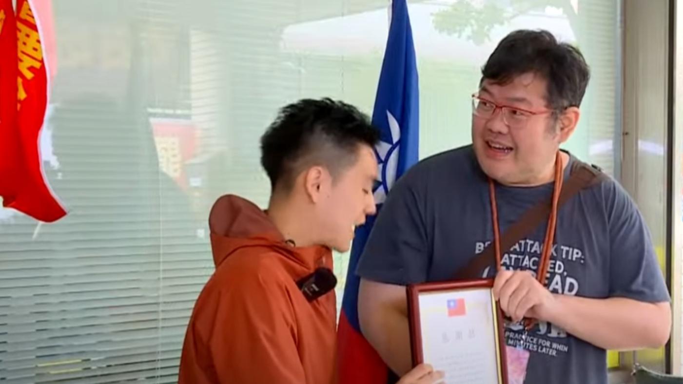 在公關公司上過班的「四叉貓」（右）總是能在新聞中找到角色，這次他又因為報稅問題槓上館長。翻攝網路