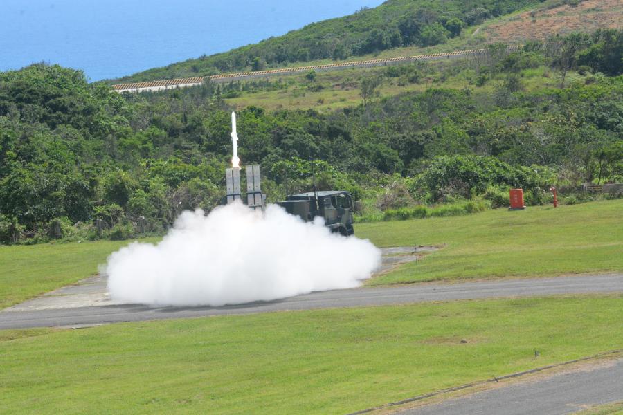 陸射型劍二防空飛彈首度在媒體前接戰　成功命中靶機展現優異攔截效能