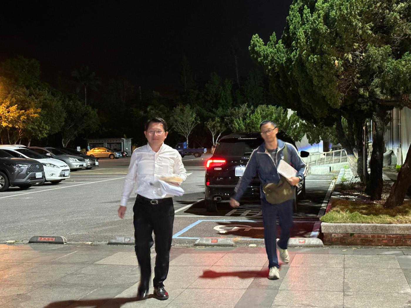 花蓮縣民政處長明良臻（左）遭起訴，求處從重量刑。圖為明良臻3月25日移送地檢署複訊／中央社