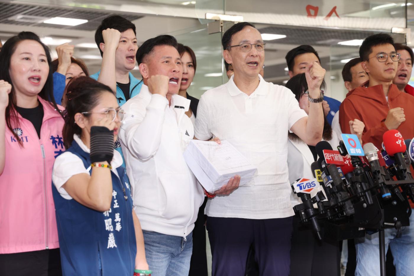 國民黨主席朱立倫（前排左3）14日出席國民黨北市議會黨團發動的「12區車隊掃街」行動，包括北市議長戴錫欽（前排左2）、罷吳沛憶領銜人李孝亮（前排右1）等人出席。中央社