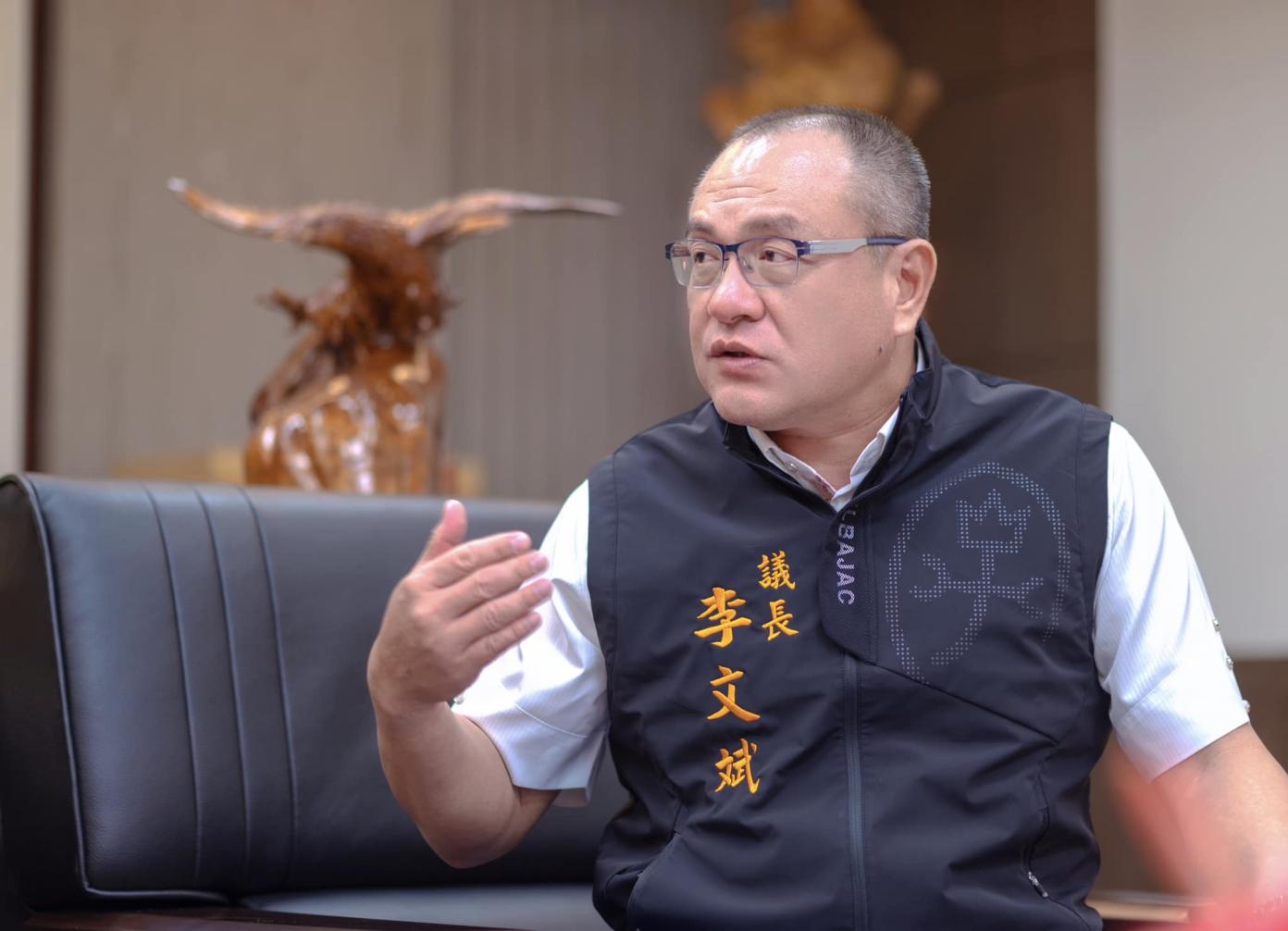 苗栗縣議長李文斌（圖）的獨子李展維涉擄人討債遭聲押。翻攝李文斌臉書