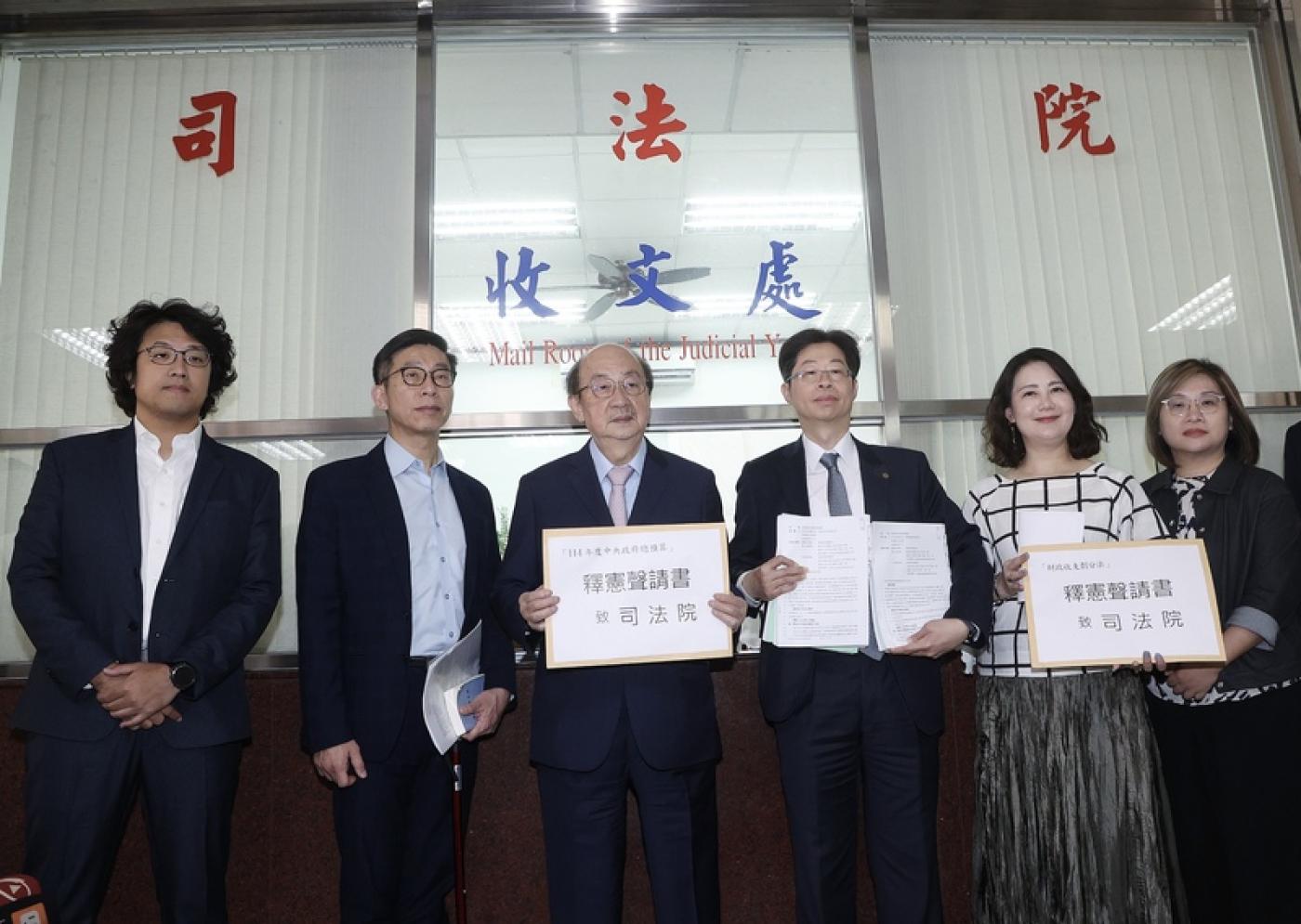 民進黨立法院黨團總召柯建銘（左3）、幹事長吳思瑤（右2）等人前往司法院，向憲法法庭遞狀。 中央社