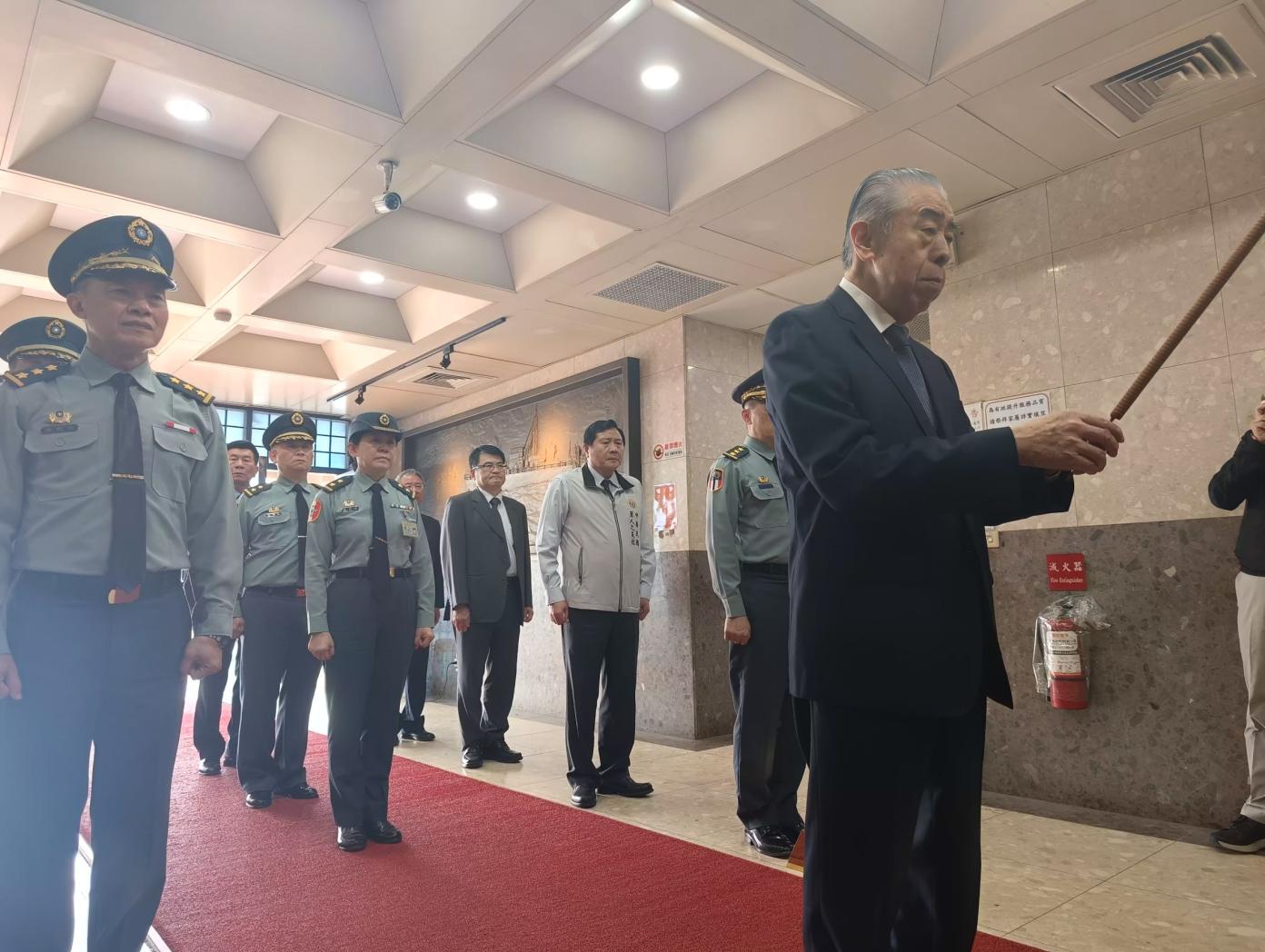 軍友社榮譽理事長李棟樑今慰訪五指山緬懷先烈犒慰官兵。王烱華攝