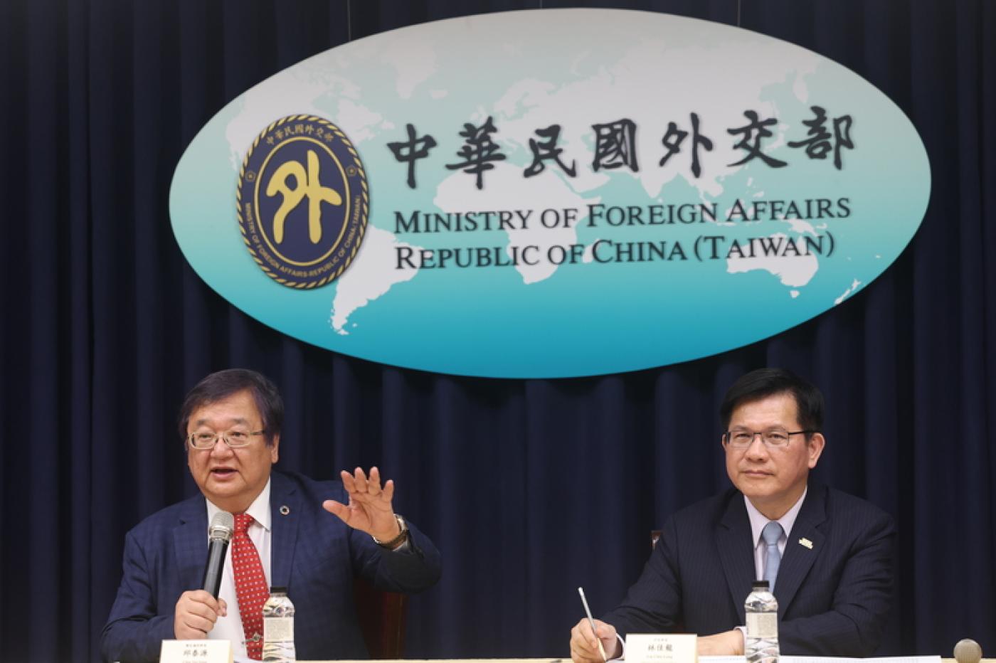 由外交部長林佳龍（右）、衛福部長邱泰源（左）主持WHA推案記者會。中央社