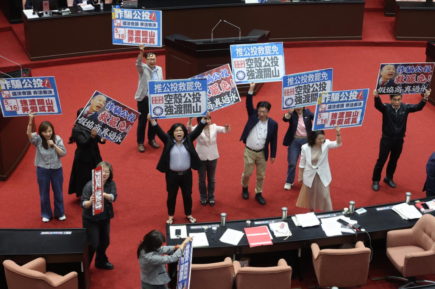 立法院會16日處理國民黨團提出的反廢死公投，民進黨立委高舉「詐騙公投」等標語表達不滿，表決結果由在野黨以人數優勢通過。中央社