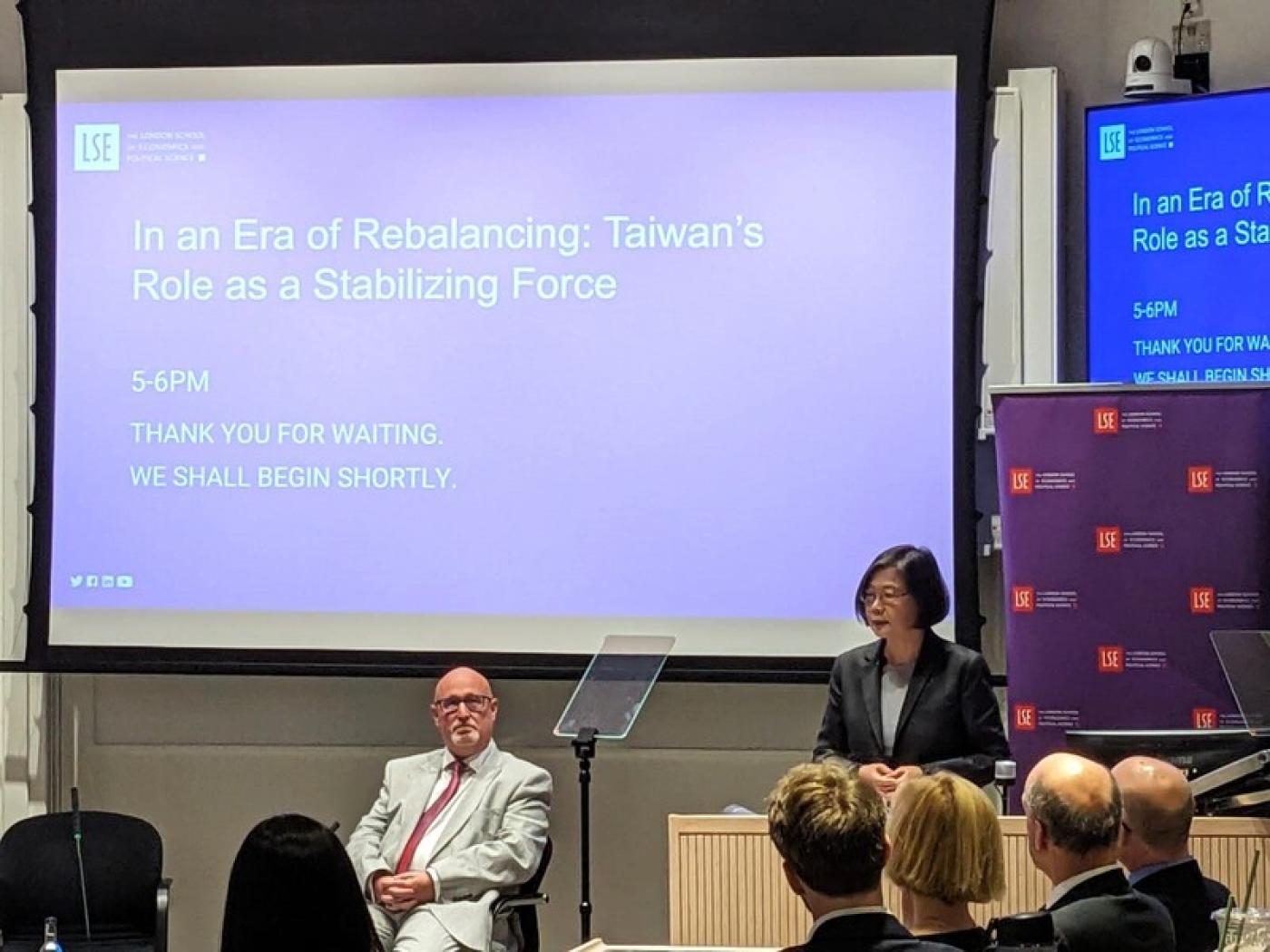 前總統蔡英文（右）17日在倫敦政經學院（LSE）發表演說，並與候任法學院院長莫瑞（左）對談。 （聽眾提供） 中央社