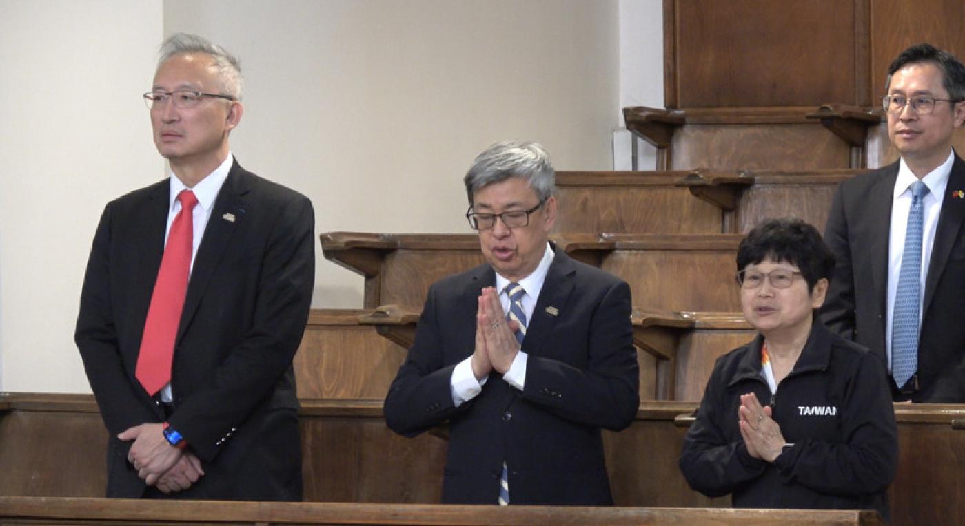 在羅馬本篤會修院參加「為台灣祈福」彌撒前副總統陳建仁（前排中）、外交部政次吳志中（前排左）17日都在西裝上別著「TEAM TAIWAN」別針，陳建仁夫人羅鳳蘋（前排右）外套也有大大TAIWAN字樣。 中央社
