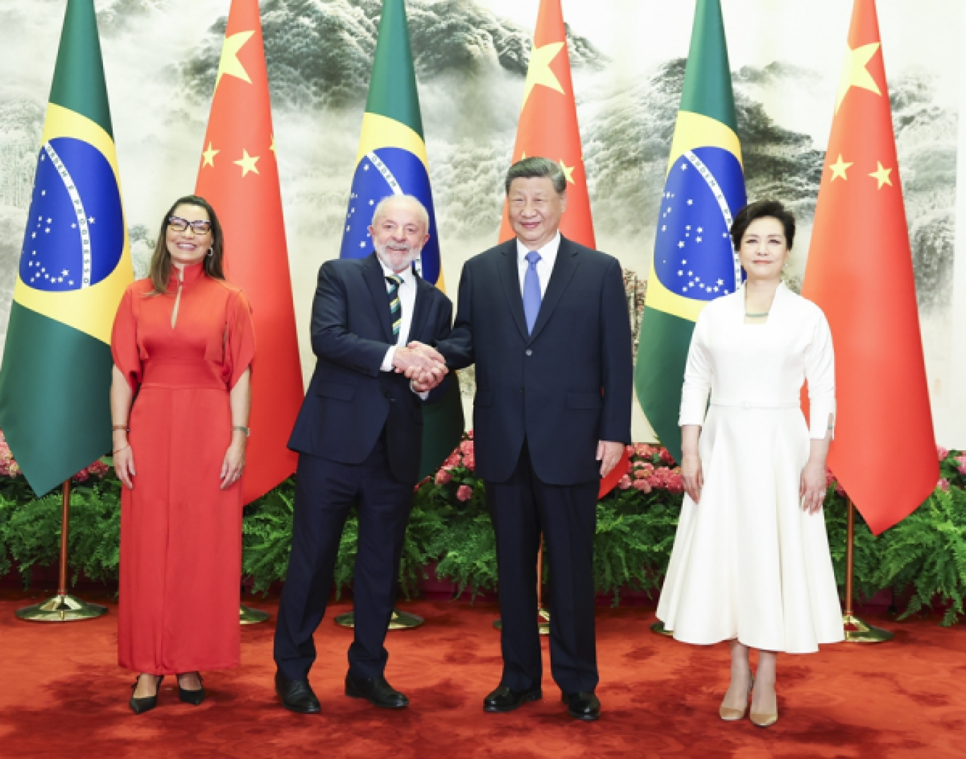 習近平和巴西總統魯拉在中國舉辦的國宴上雙手緊握，但這只是表象嗎？魯拉回國後另有說法。翻攝新華社