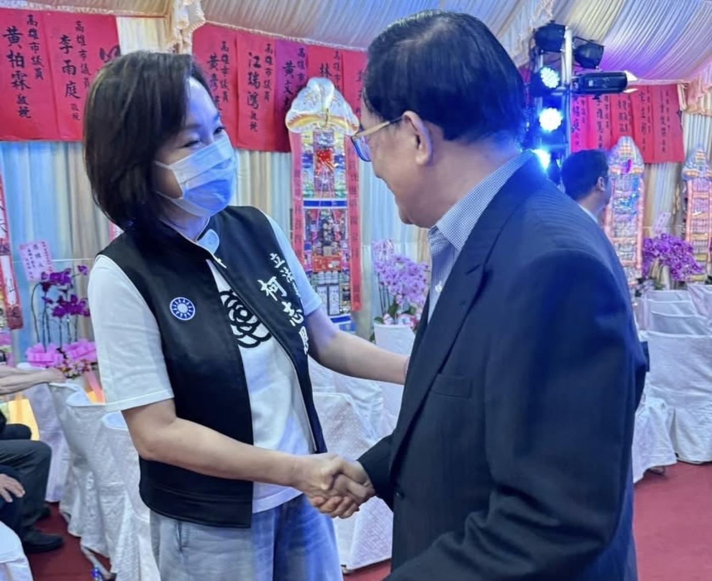 柯志恩在臉書上貼出她和陳水扁一起參加黃明太母喪的公祭，警方說，現場一千多人參加，才要維安指揮交通，但從柯志恩的照片看，現場座位空的不少。拍攝柯志恩臉書
