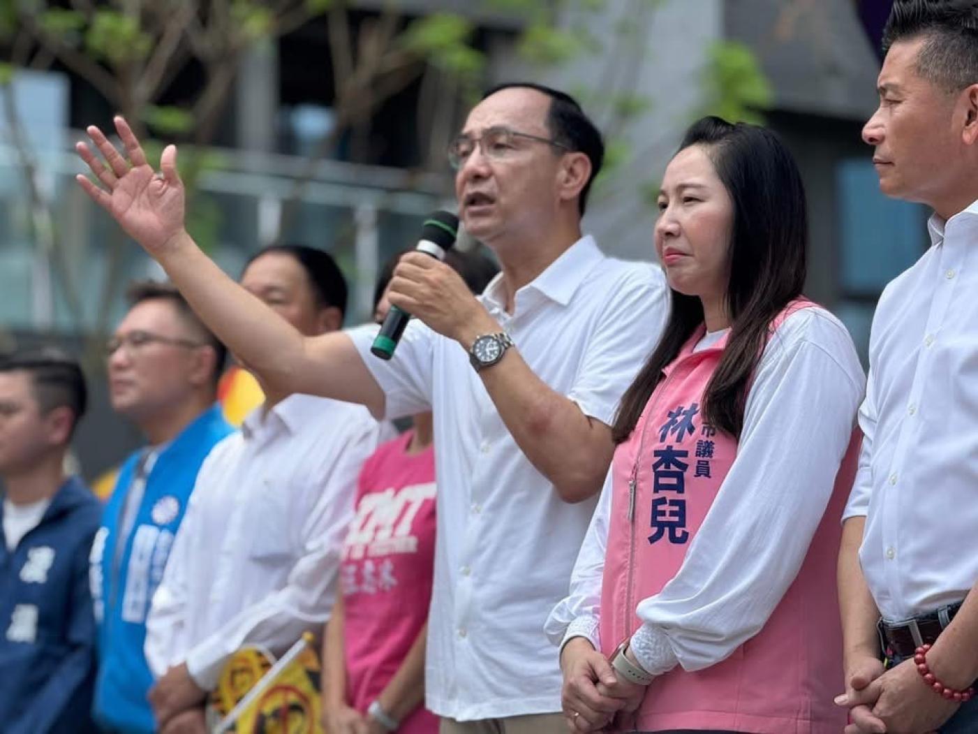 民進黨發言人吳崢批評朱立倫，對賴清德發言斷章取義，雙方都請對方去看清全文。翻攝朱立倫臉書