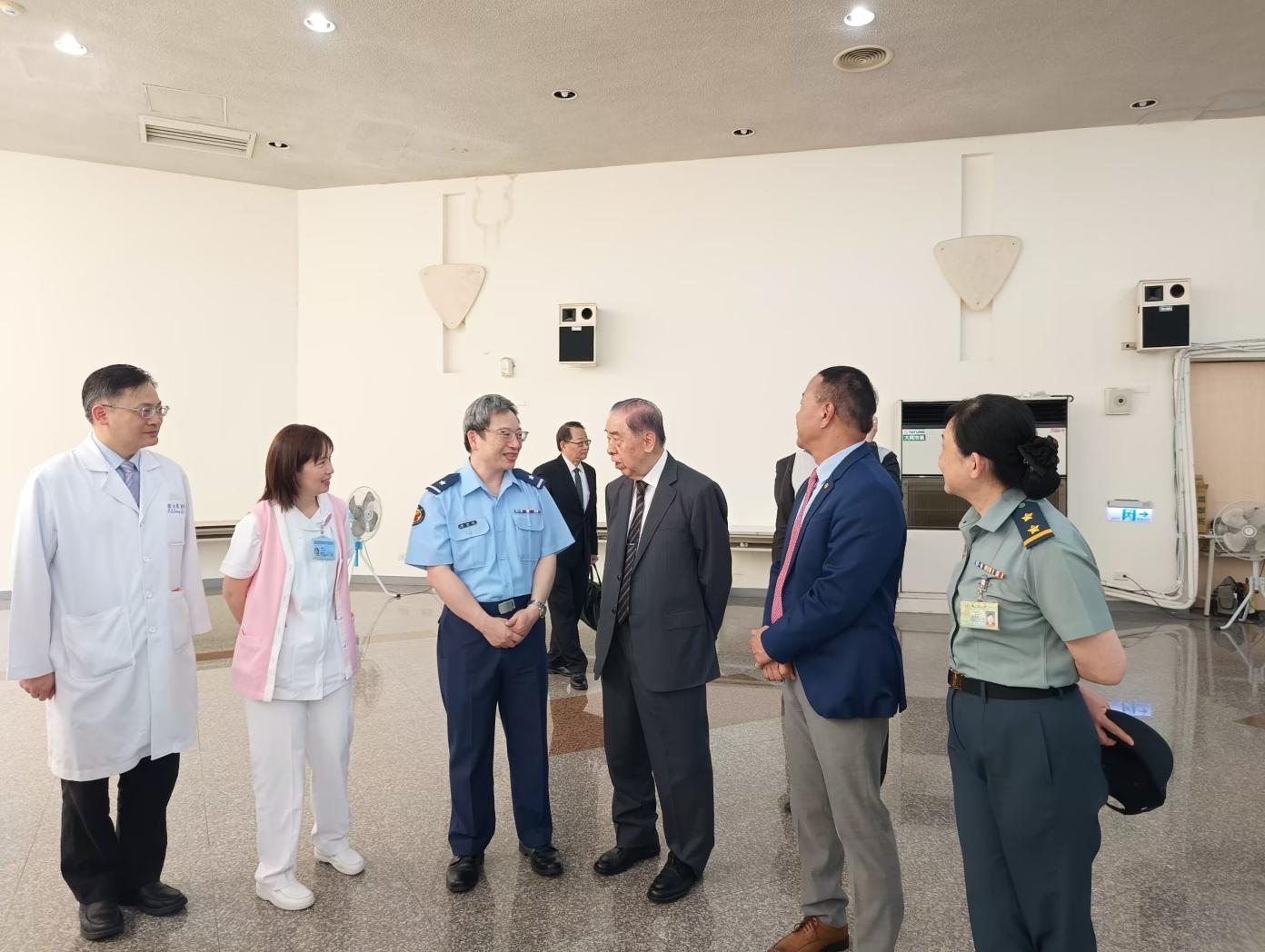 李棟樑肯定三總松山醫院推動社區巡迴醫療。王烱華攝