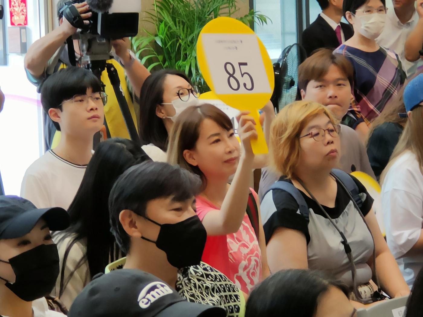 一名貴婦以40萬元拍下市價60萬元的愛馬仕康康包。吳政峰攝