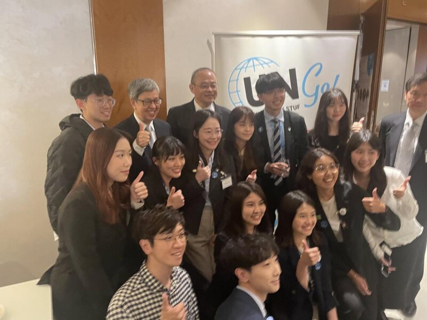 前副總統陳建仁（後排左2）出席台灣在世衛大會場邊活動，獲年輕人爭相合照，他熱情招呼大家靠攏、比讚。中央社