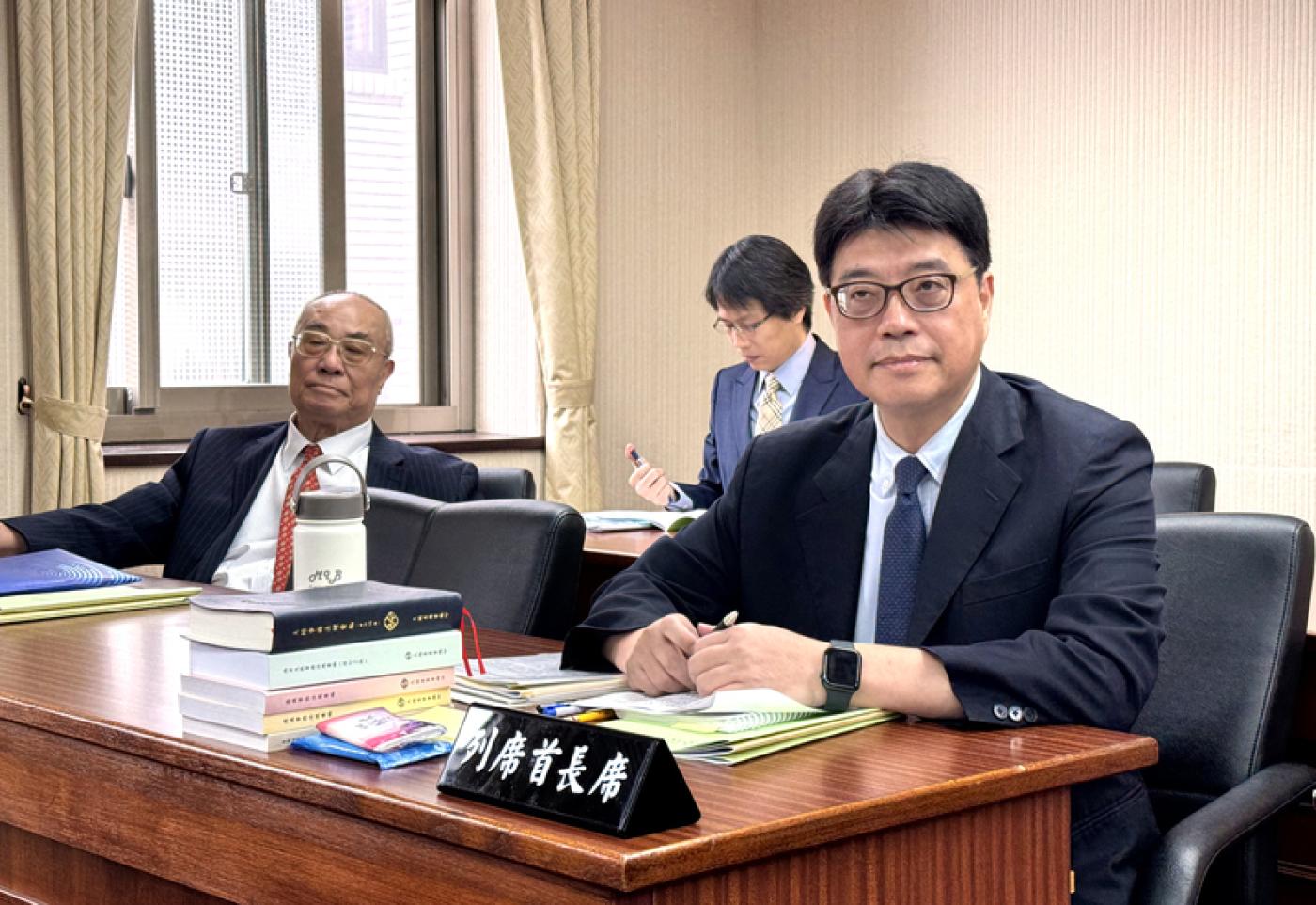 陸委會主委邱垂正21日表示，歐陽娜娜相關的懲處消息，已被證實是假訊息。中央社