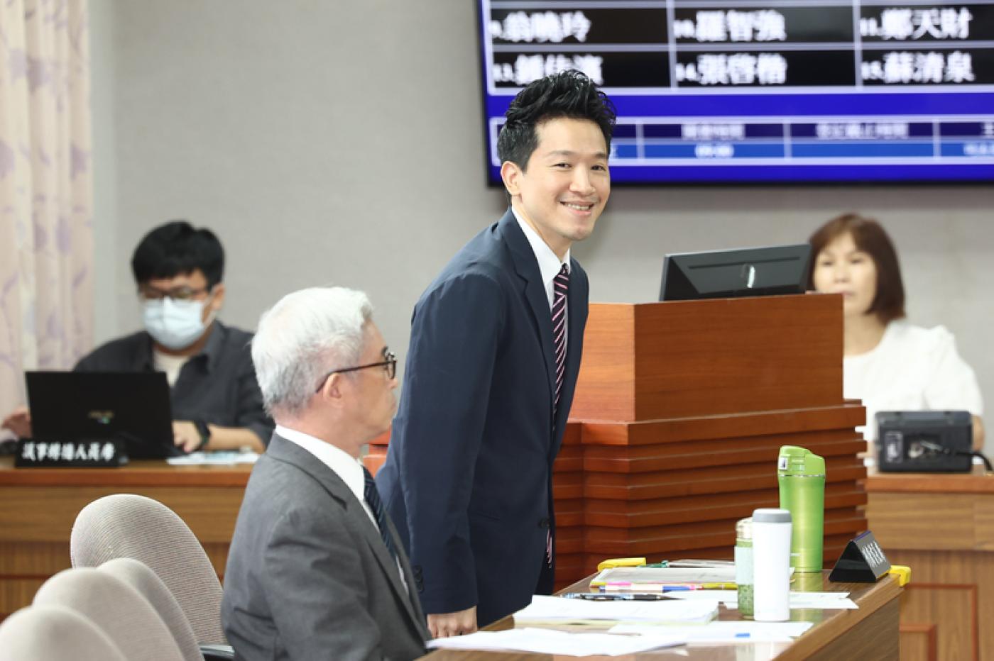 何志偉重回立法院，為了解凍總統府業務費，他上場報告就叫窮。中央社