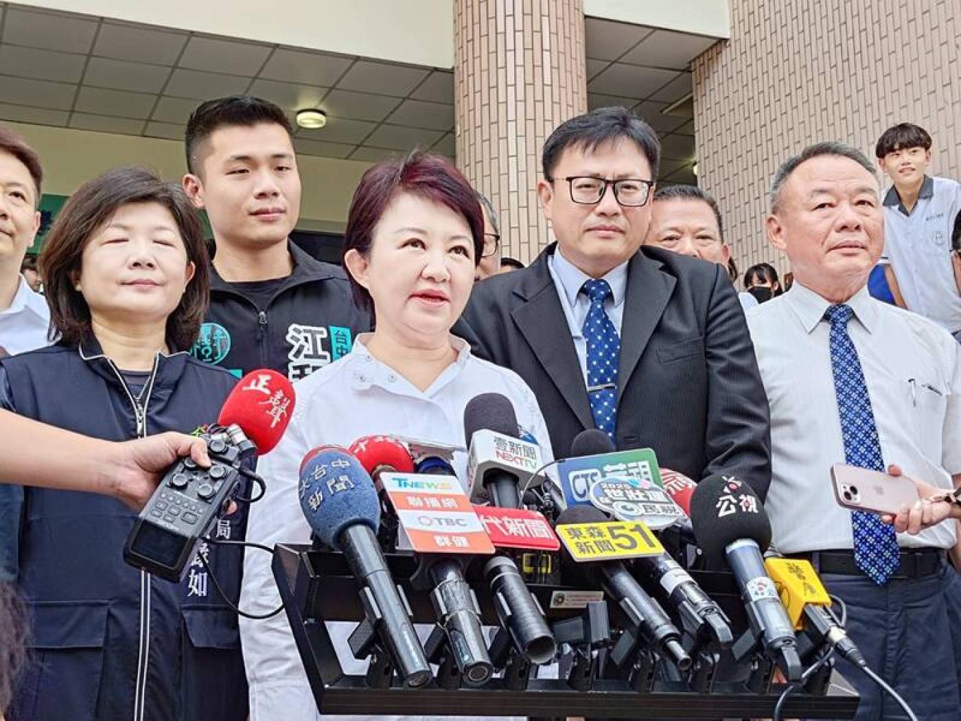 自17日核三廠全部停機後，盧秀燕質疑台電中部火力發電廠在夜間火力全開，過去空污整治的成果會前功盡棄。中央社