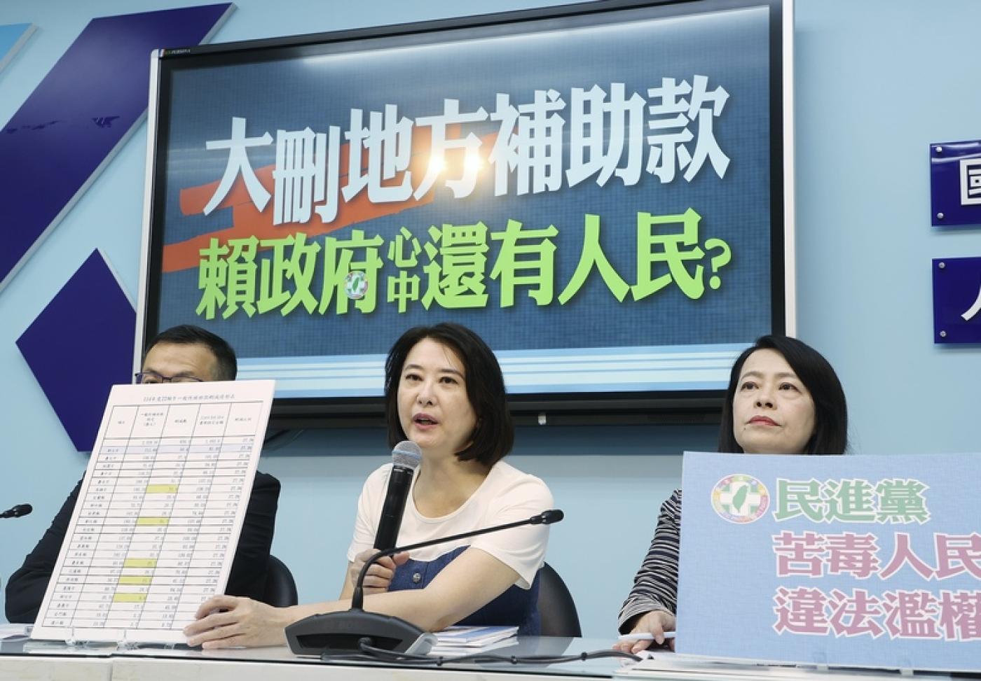 國民黨立法院黨團書記長王鴻薇（中）、副書記長許宇甄（右）等人，22日在立法院國民黨團舉行記者會。中央社