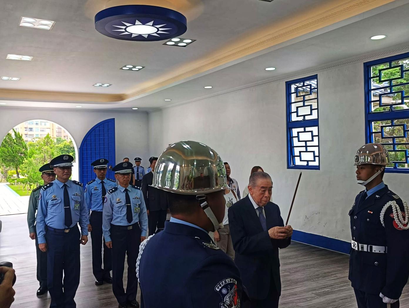 軍人之友社榮譽理事長李棟樑今赴空軍公墓向英靈致祭。王烱華攝