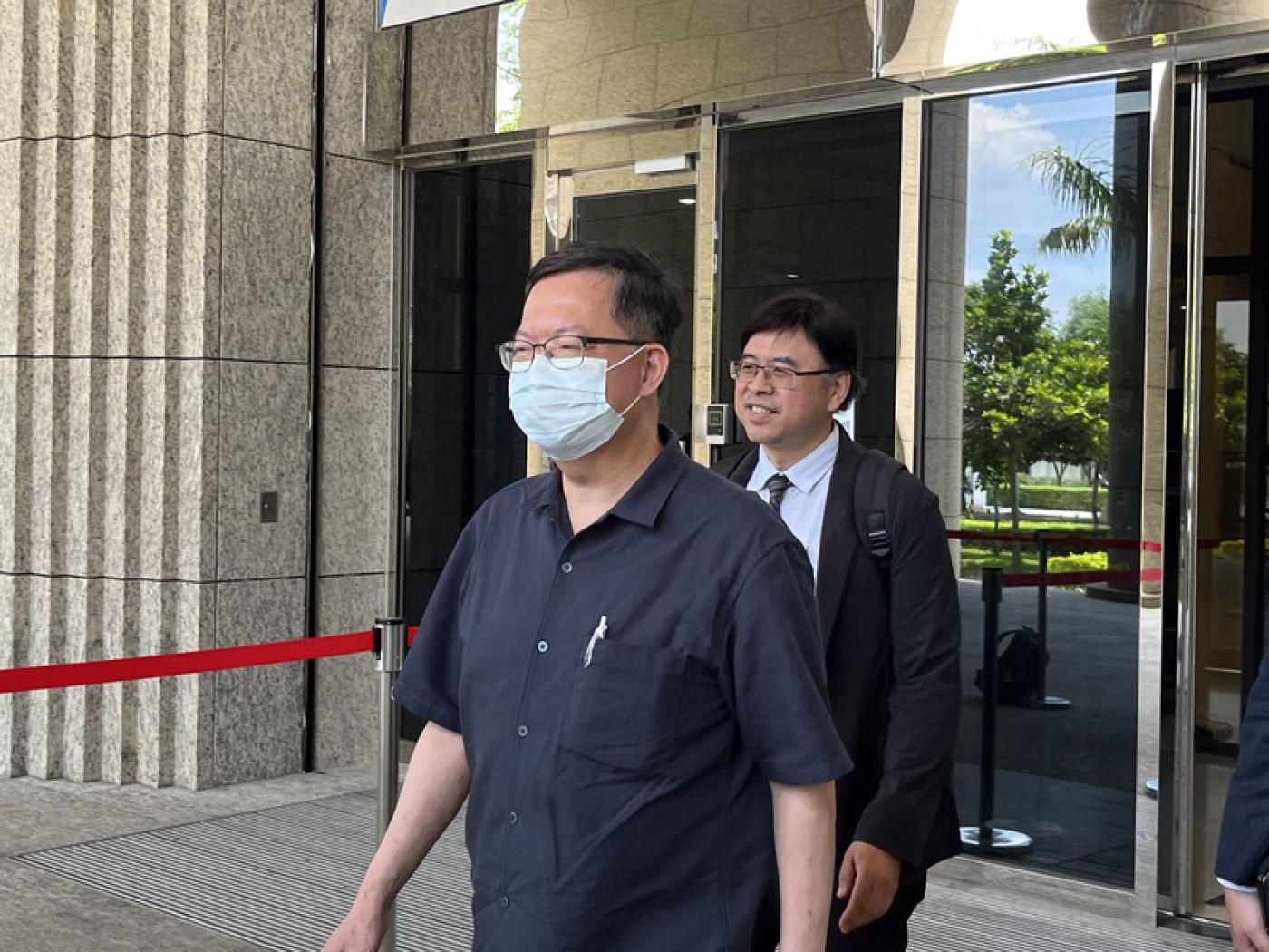 桃園地方法院22日召開準備程序庭勘驗會議錄音，鄭文燦穿短袖、戴口罩現身，明顯瘦一圈。中央社