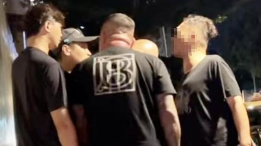 小草北所外聲援柯文哲遭多名黑衣人挑釁辱罵　民眾黨譴責籲警依法究責