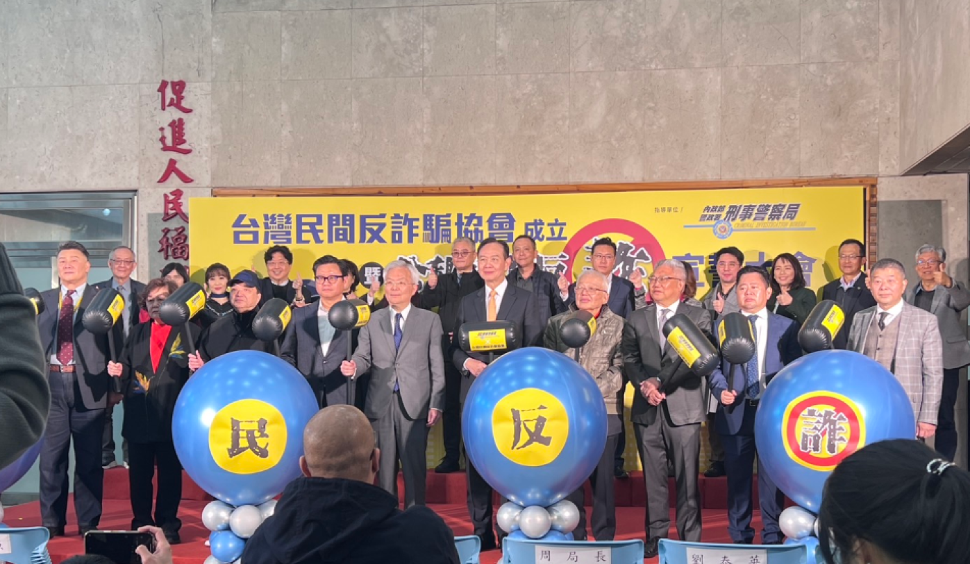 台灣民間反詐騙協會理事長許良源（左四）批評，臉書未善盡把關成詐團幫兇，研議提告。台灣民間反詐騙協會提供