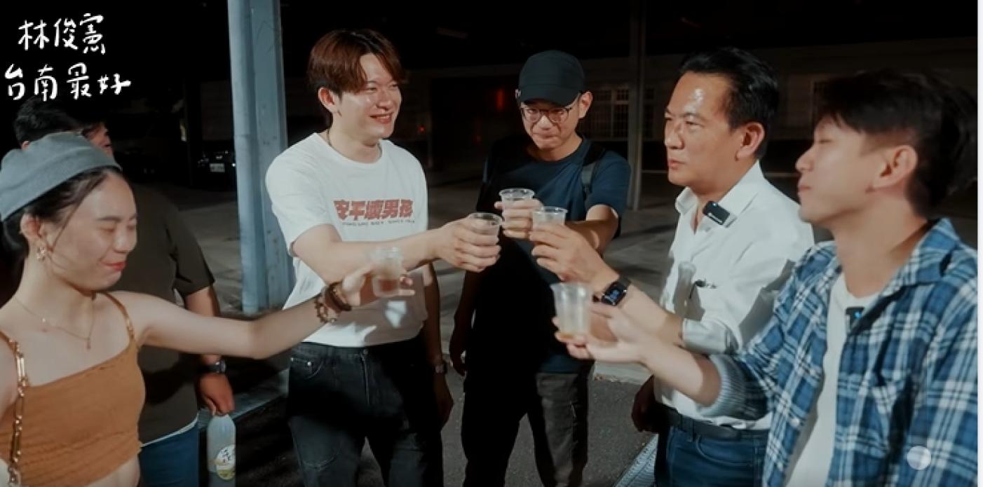 林俊憲（右２）與網友挑戰「看板路跑」，共喝了22杯苦茶。林俊憲提供