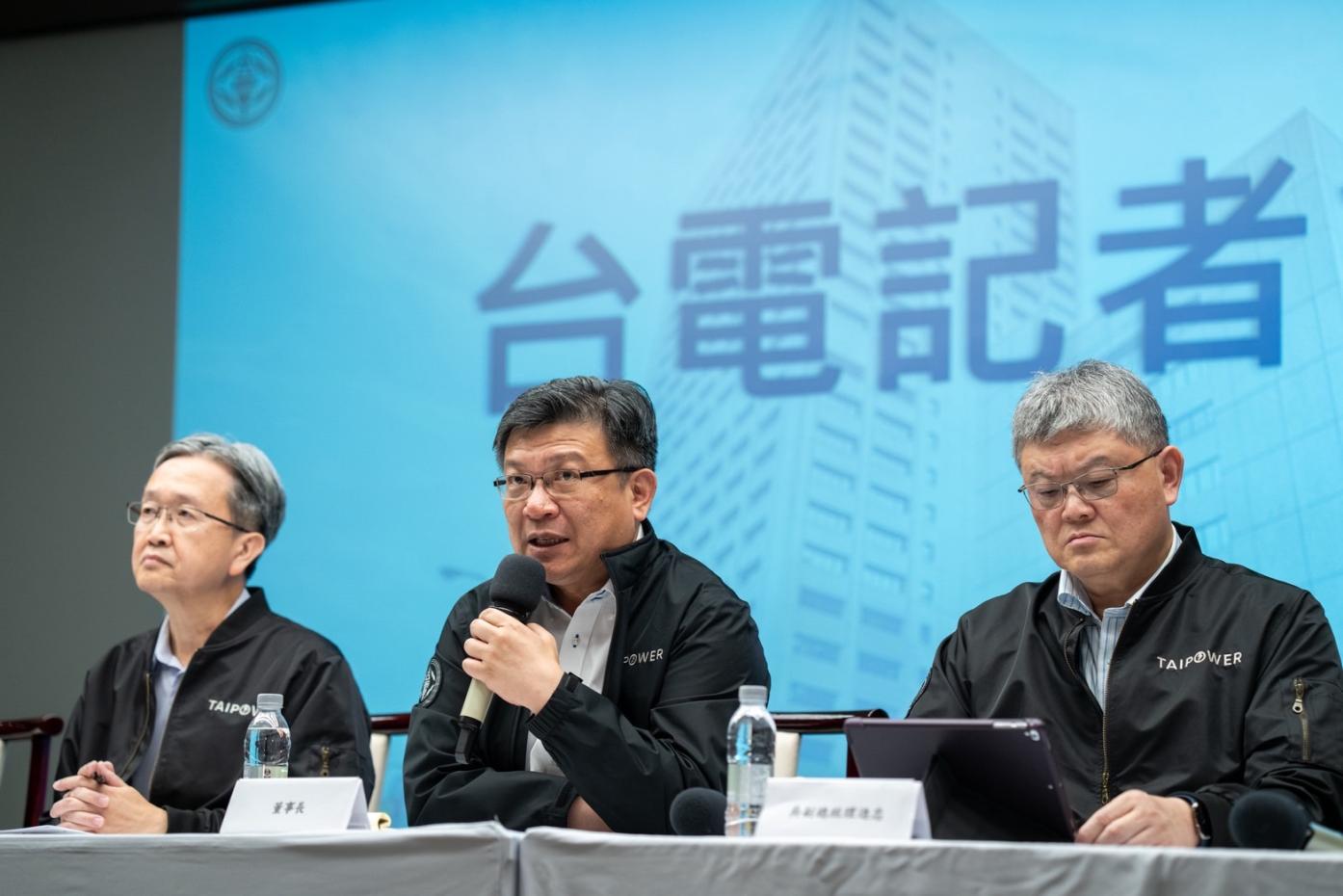 台中、興達電廠燃煤機組運轉情況，台電董事長曾文生（中）已連日說明，但仍然無法平息在野黨的質疑。台電提供