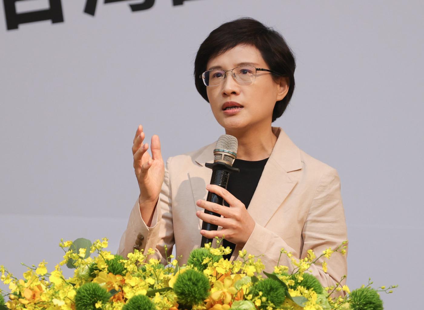 鄭麗君自從赴美關稅談判後，再度登上涉外事件就是與孫正義見面。中央社