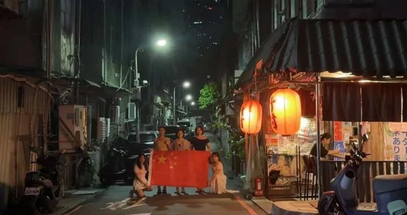 邱垂正說，這5名女學生來台聽演唱會，卻在街頭舉五星旗留念，此舉引發國人反感。翻攝八炯Thread