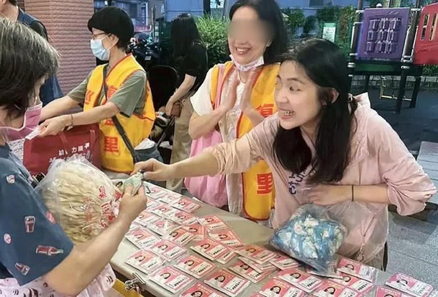 藍委徐巧芯（右）遭爆在松山區復盛里活動中，發送「反罷免」文宣。翻攝吳靜怡臉書 