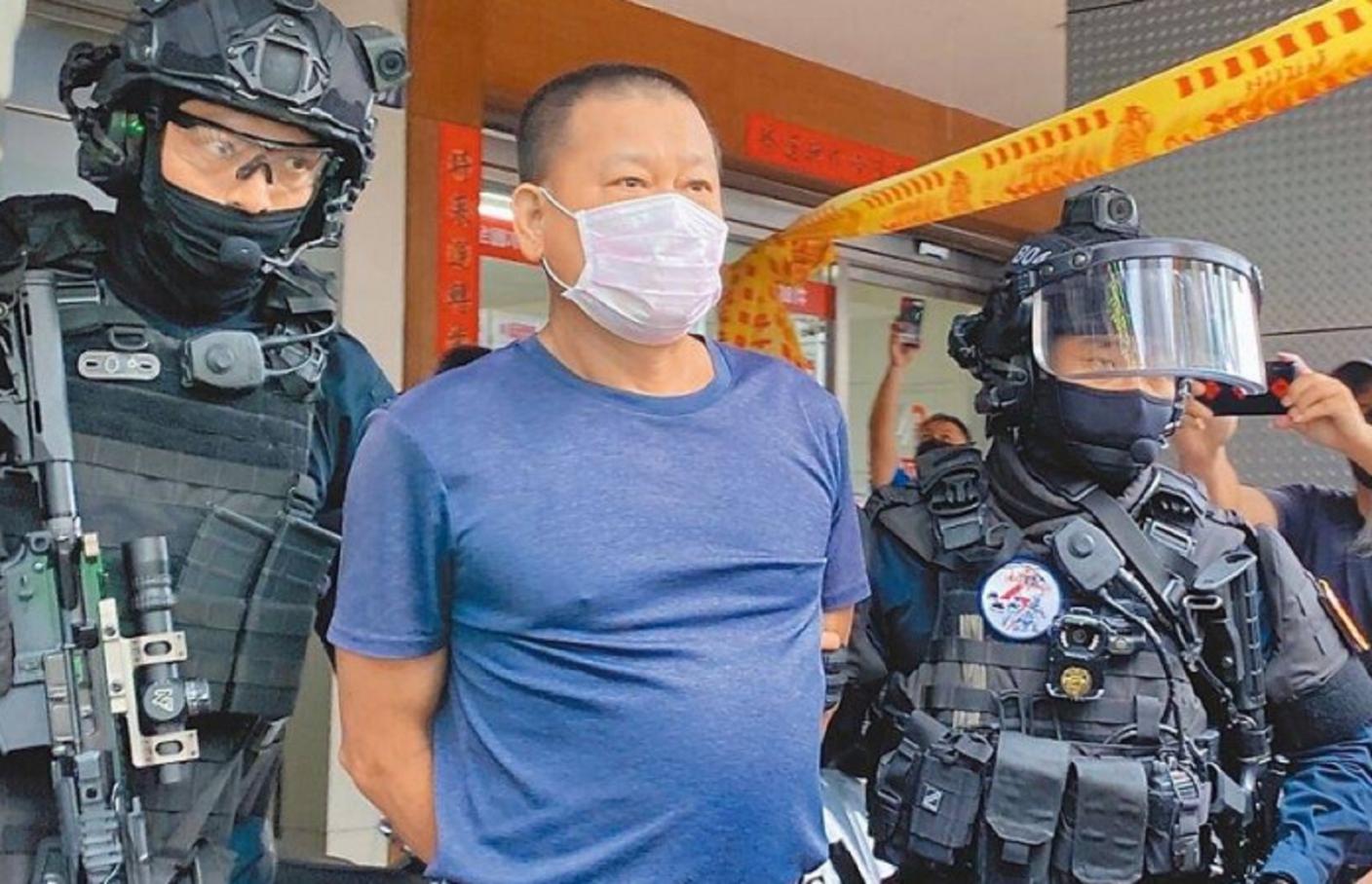 康建生技槍擊案釀4死1傷，凶嫌李鴻淵（中）二審被判3個死刑，最高院26日駁回發回更審。翻攝畫面