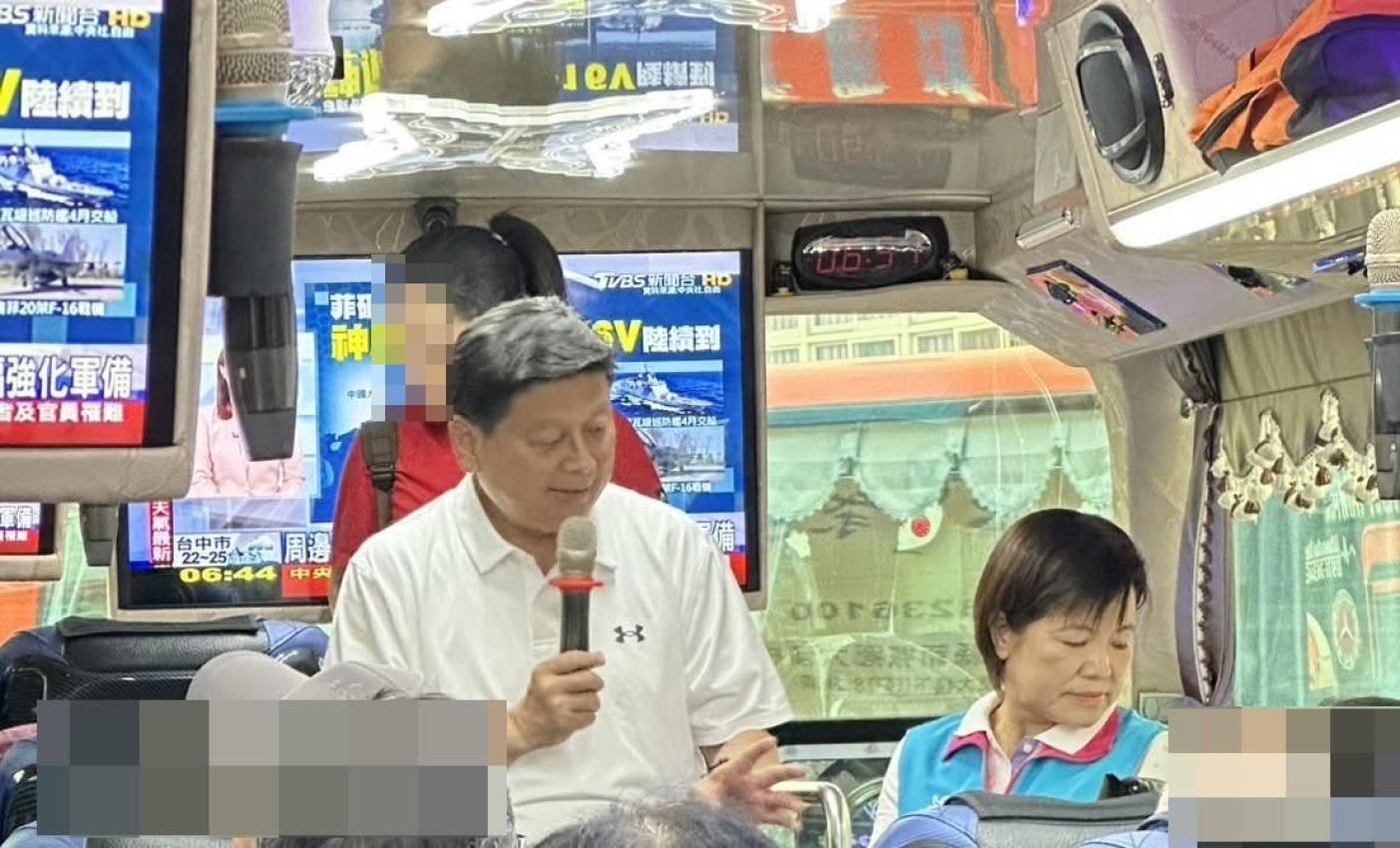 傅崐萁（左）在吉安鄉長游淑貞（右）陪同下登上出遊的遊覽車「送車」宣傳。翻攝「花蓮新世代青年聯盟 曙光計劃」臉書