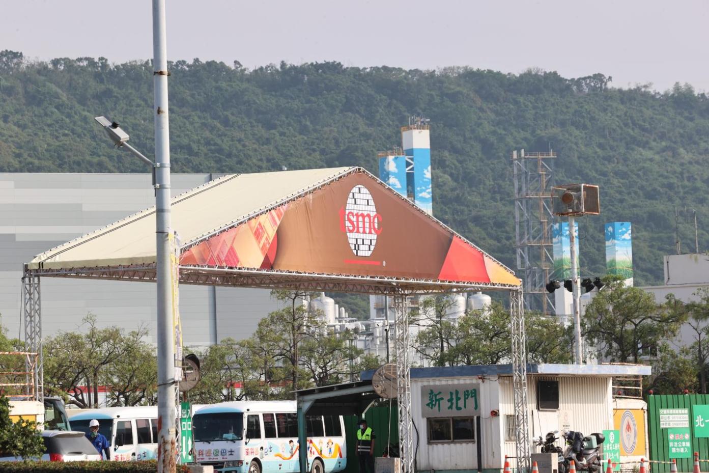 台積電在台灣及德國、日本、美國擴廠，台積電在這些地方的投資動輒上百億美元，圖為施工中台積電高雄二奈米廠。資料畫面