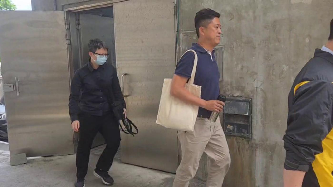 花蓮縣文化局長吳勁毅（中）27日遭檢調帶回偵訊，經檢察官複訊後，依涉犯貪污等罪，遭檢方聲押禁見。 民眾提供