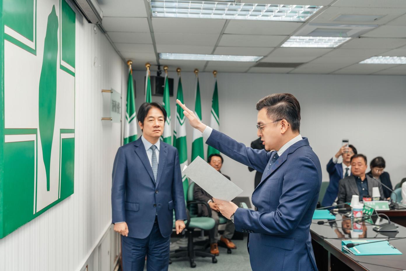 卓冠廷遞補民進黨中執委宣誓就職典禮，由黨主席賴清德親自完成監交。翻攝卓冠廷臉書