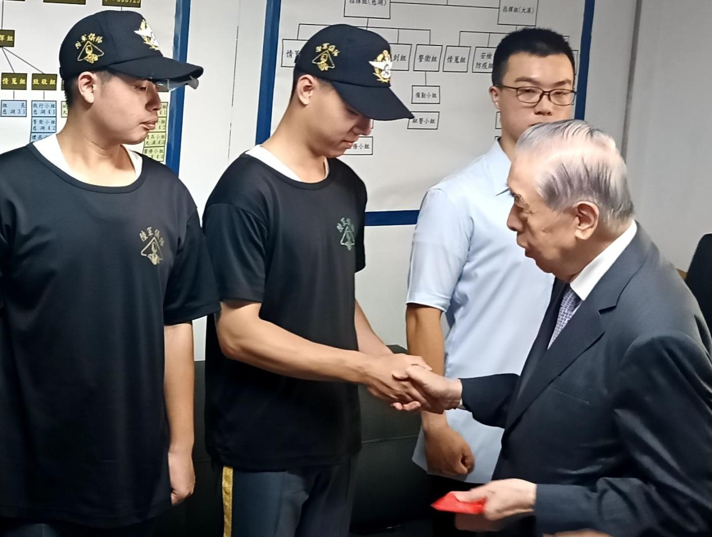 李棟樑慰勉桃園駐軍，感謝官兵守護家園。王烱華攝