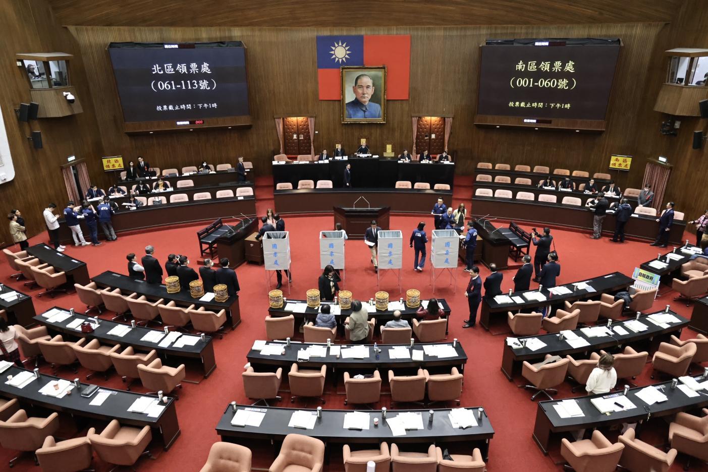 台大婦產科名醫施景中爆料，有藍委耍特權，要求該醫院副院長到立法院辦公室說明。圖為立院舉行院會資料照片／林啟弘攝