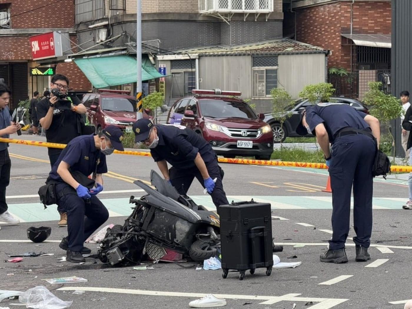三峽19日發生重大車禍3死12輕重傷，肇事的余姓老翁傷重不治。圖為警方到事故現場鑑定／中央社