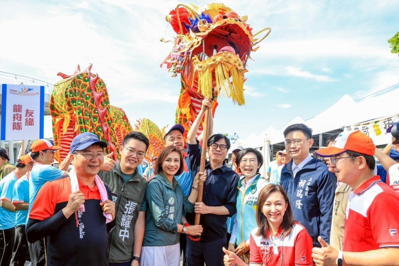 高雄林園傳統龍舟錦標賽31日在中芸漁港舉行，市長陳其邁、民進黨立委邱議瑩、林岱樺、賴瑞隆等人出席開幕式。 高雄市政府提供