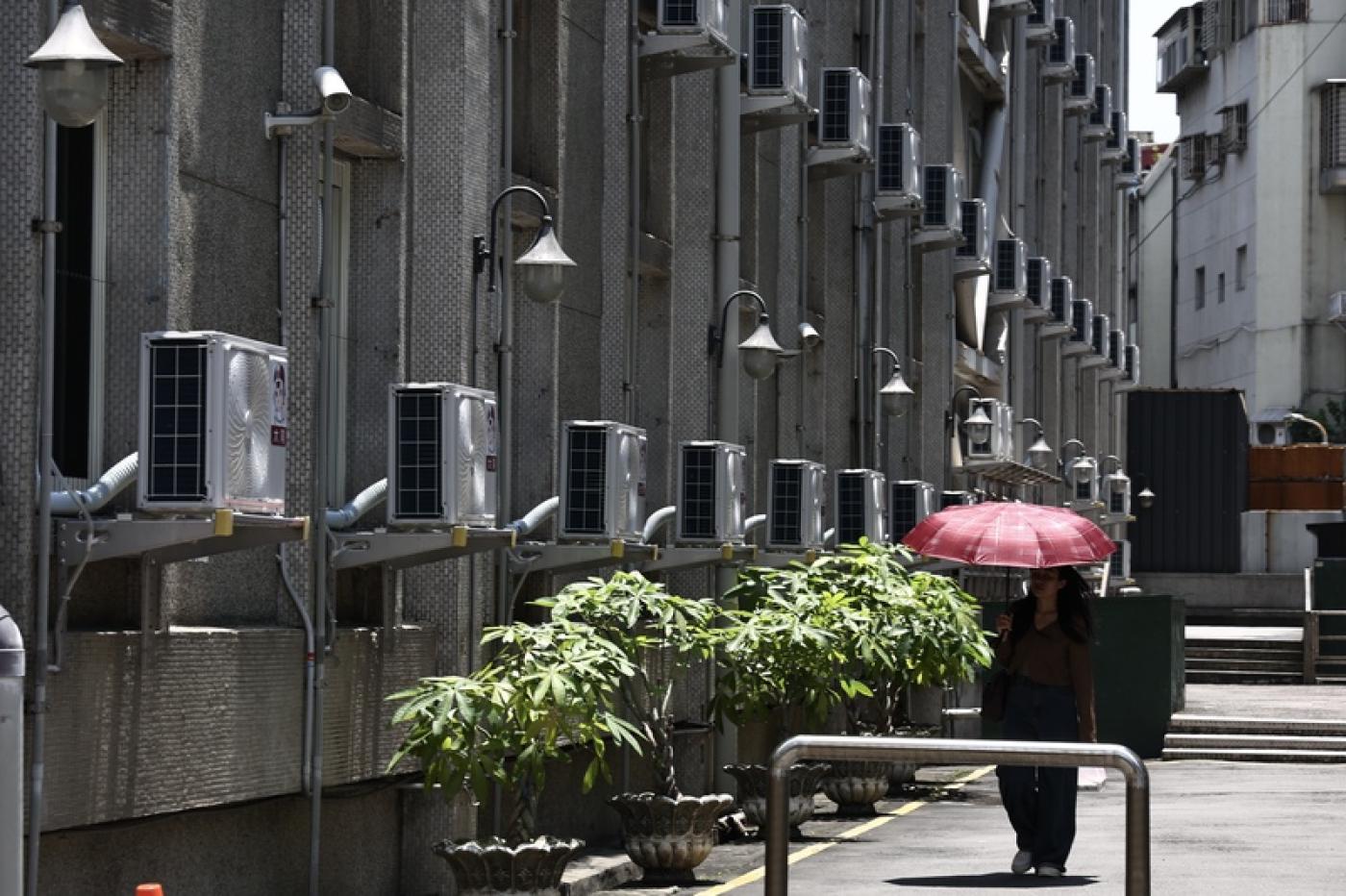 夏月電價1日開始實施，圖為台北市大安區宿舍外牆冷氣室外機。 中央社