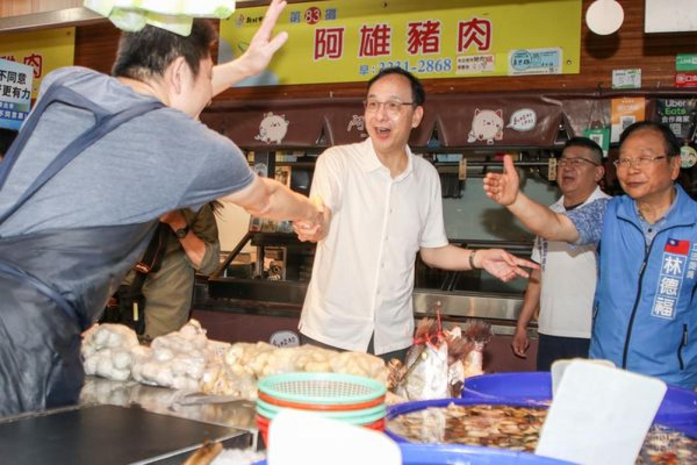 朱立倫陪同國民黨立委林德福掃街拜票。國民黨提供
