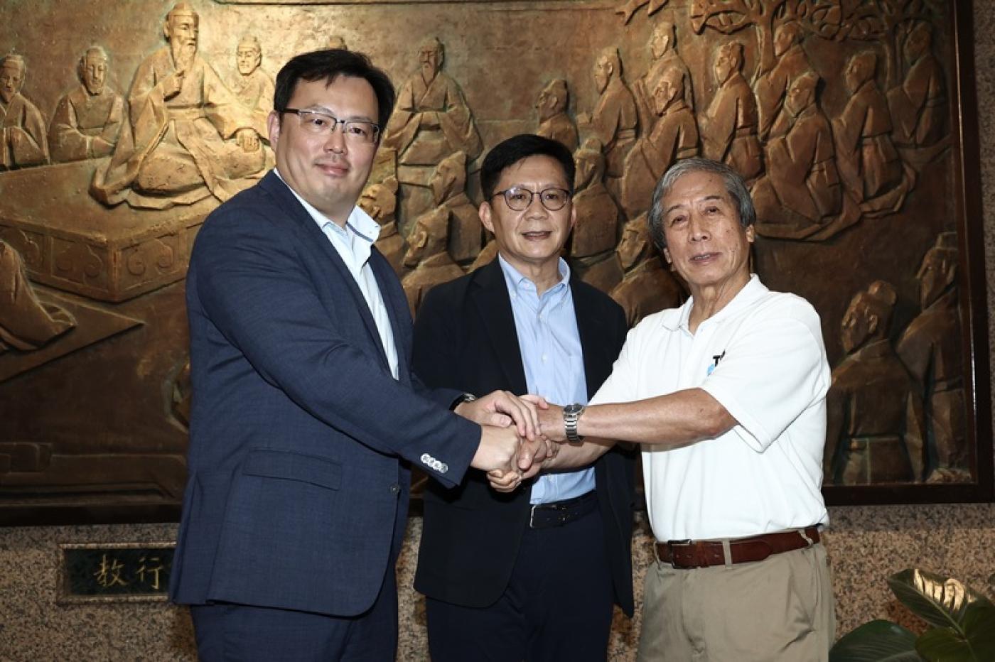 針對桌球小將葉伊恬參賽風波，教育部次長張廖萬堅（中）、體育署長鄭世忠（左）、桌球協會理事長趙重光（右）3日下午一同在教育部開會，，桌協祕書長葉國欽願為爭議事件公開道歉。 中央社
