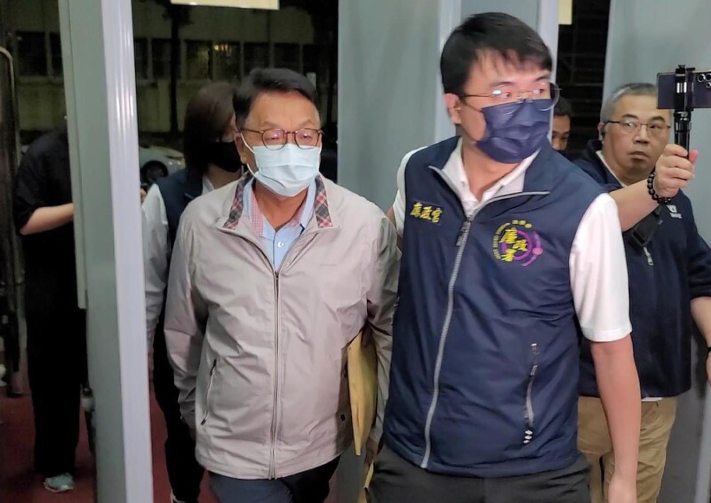 前民進黨立委陳歐珀（中）涉嫌於立委任內收受物流公司不正利益遭檢廉搜索約談，4日凌晨移送台北地檢署複訊。中央社