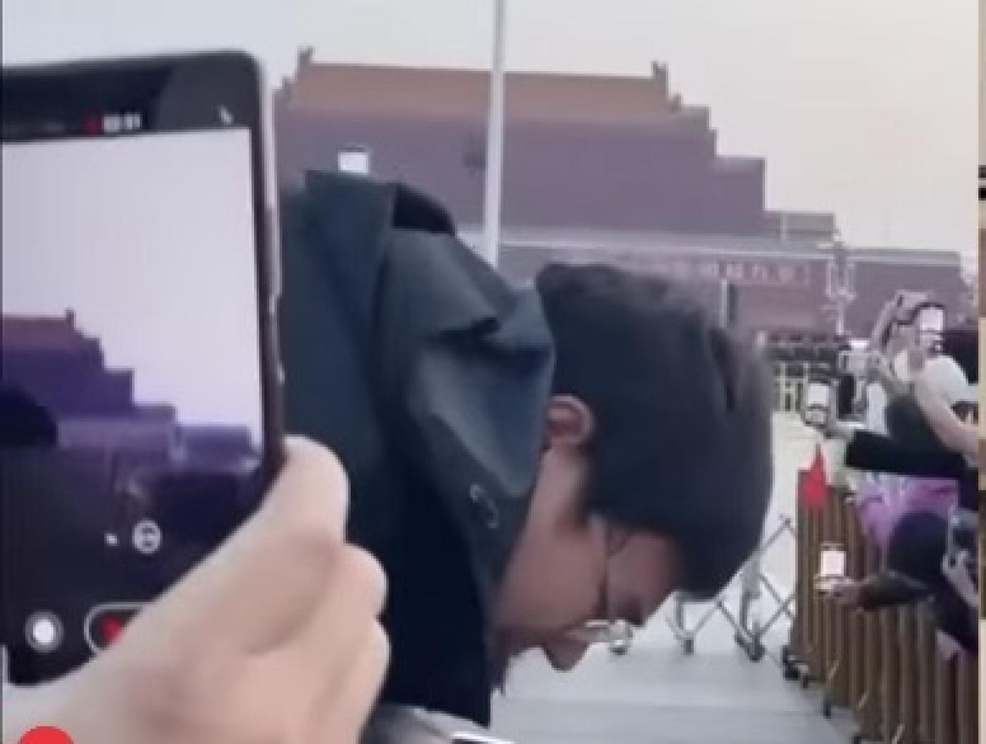 衝過柵欄的男子，整個被逮捕的過程全被現場民眾拍下來。翻攝李老師不是你老師X