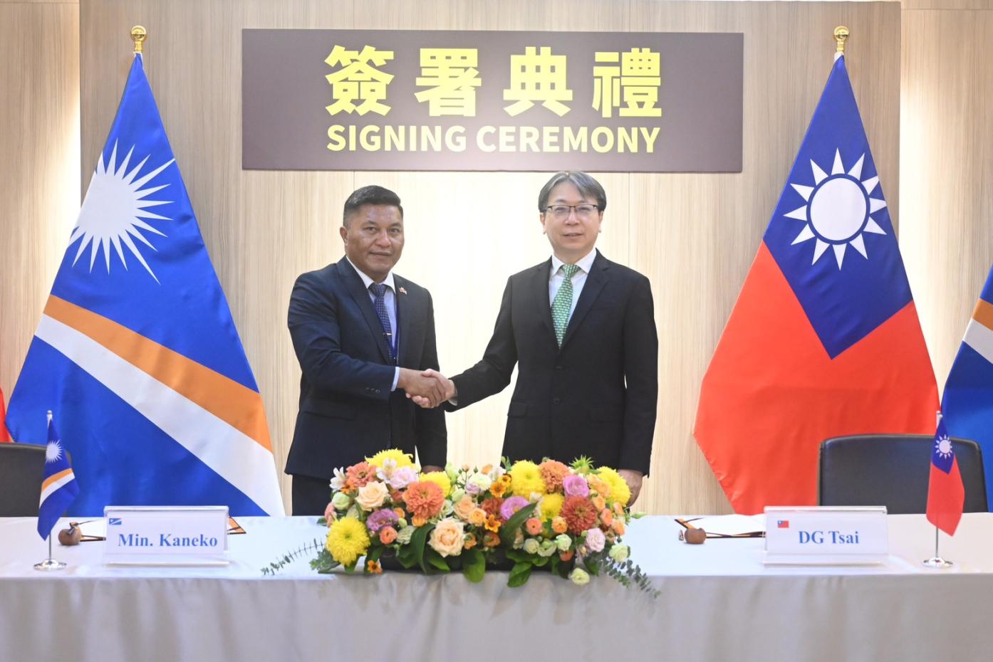 國家安全局蔡明彥局長（右）與馬紹爾群島共和國外交暨貿易部長康仁德（左）簽署《安全合作意向書》。國安局提供