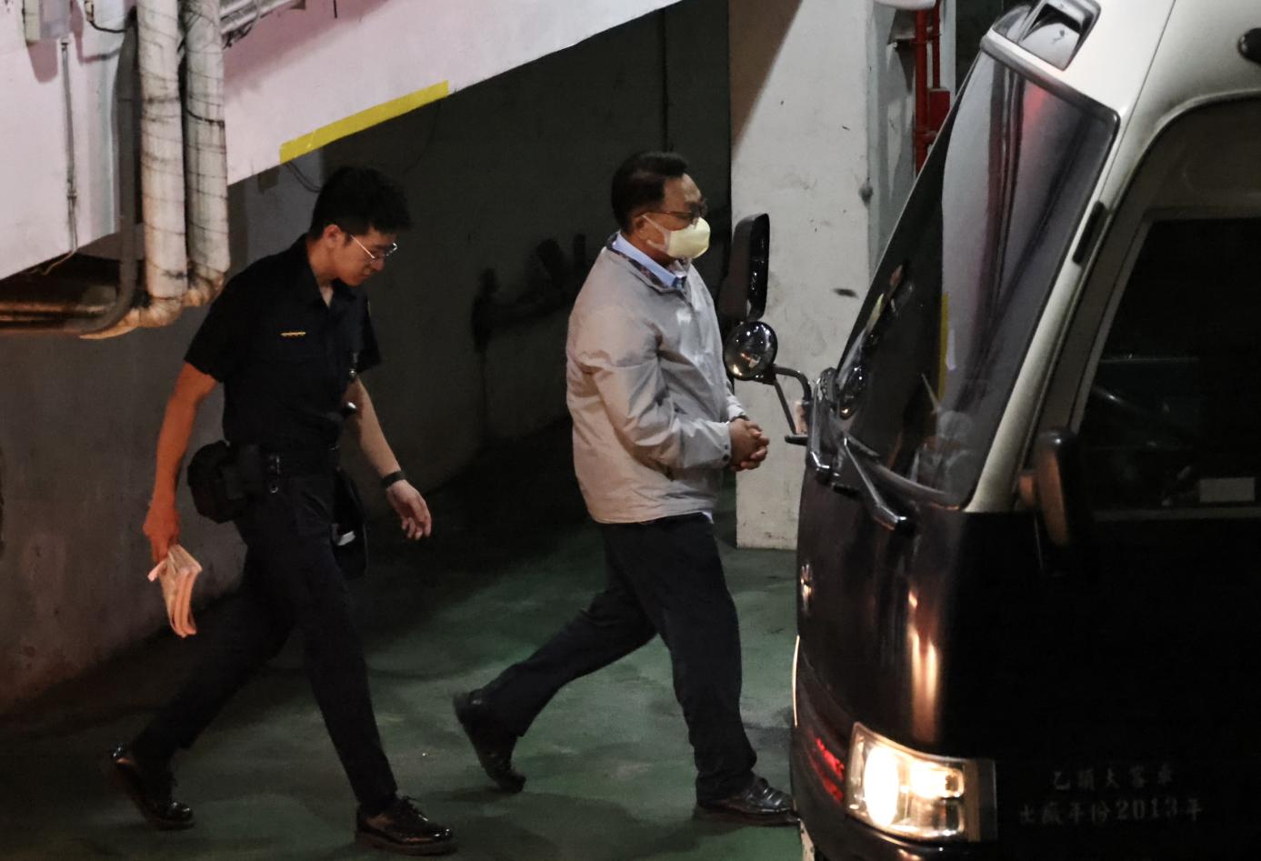 民進黨前立委陳歐珀被台北地院裁定羈押禁見，步上專車赴台北看守所。林啟弘攝