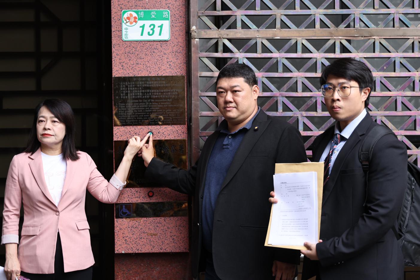 南投立委游顥到台北地檢按鈴控告罷團送出的連署書有死亡連署。林啟弘攝