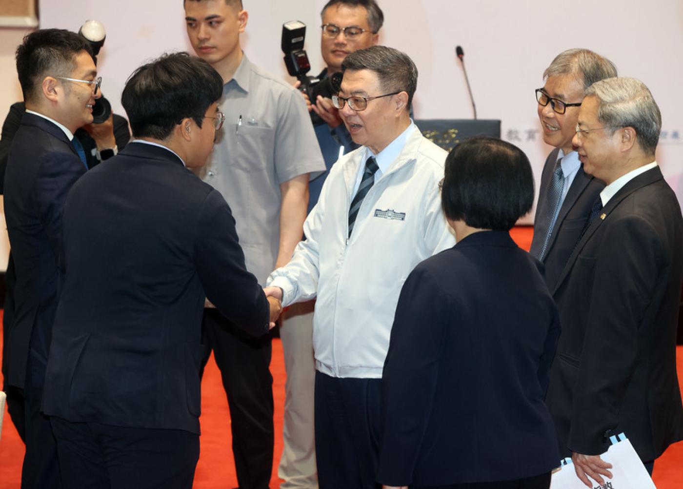 蔣萬安到行政院溝通地方補助款被刪減一事，卓榮泰定調強力反擊。中央社