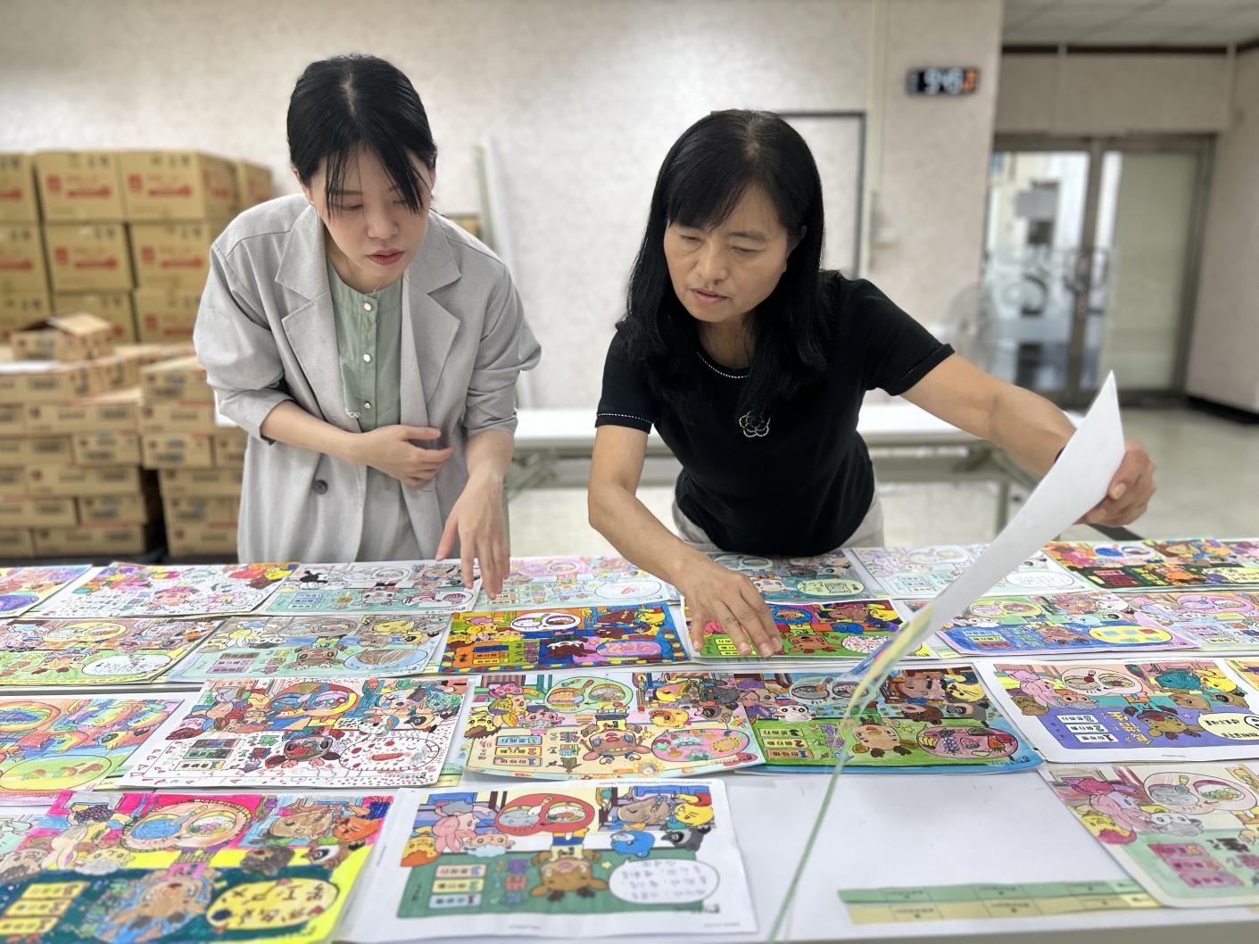 安得烈舉辦「食惜生」著色比賽，評審委員進行審評。安得烈慈善協會提供