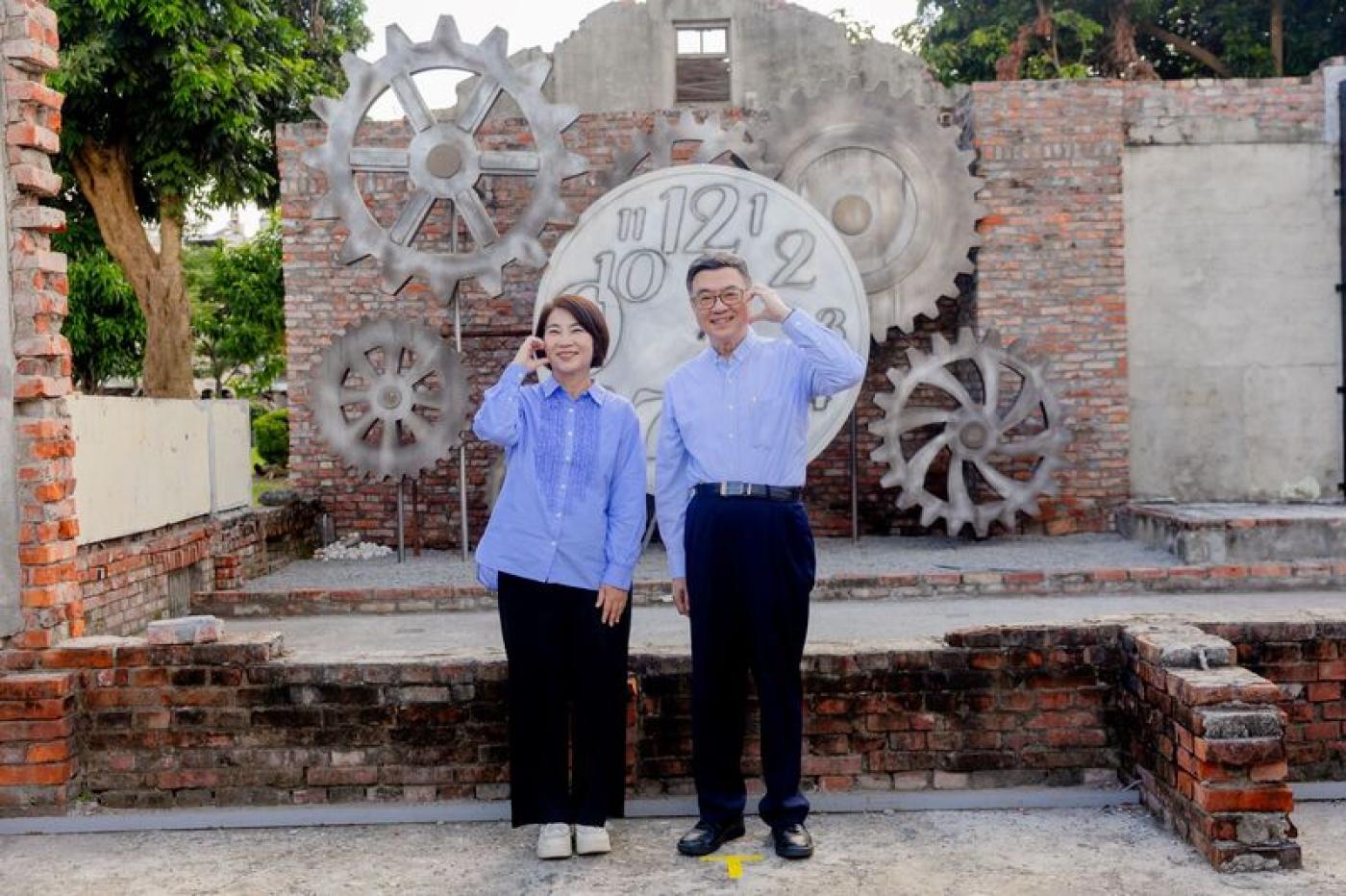 行政院長卓榮泰（右）7日在屏東縣長周春米（左）等陪同下走訪屏東勝利星村。屏東縣政府提供
